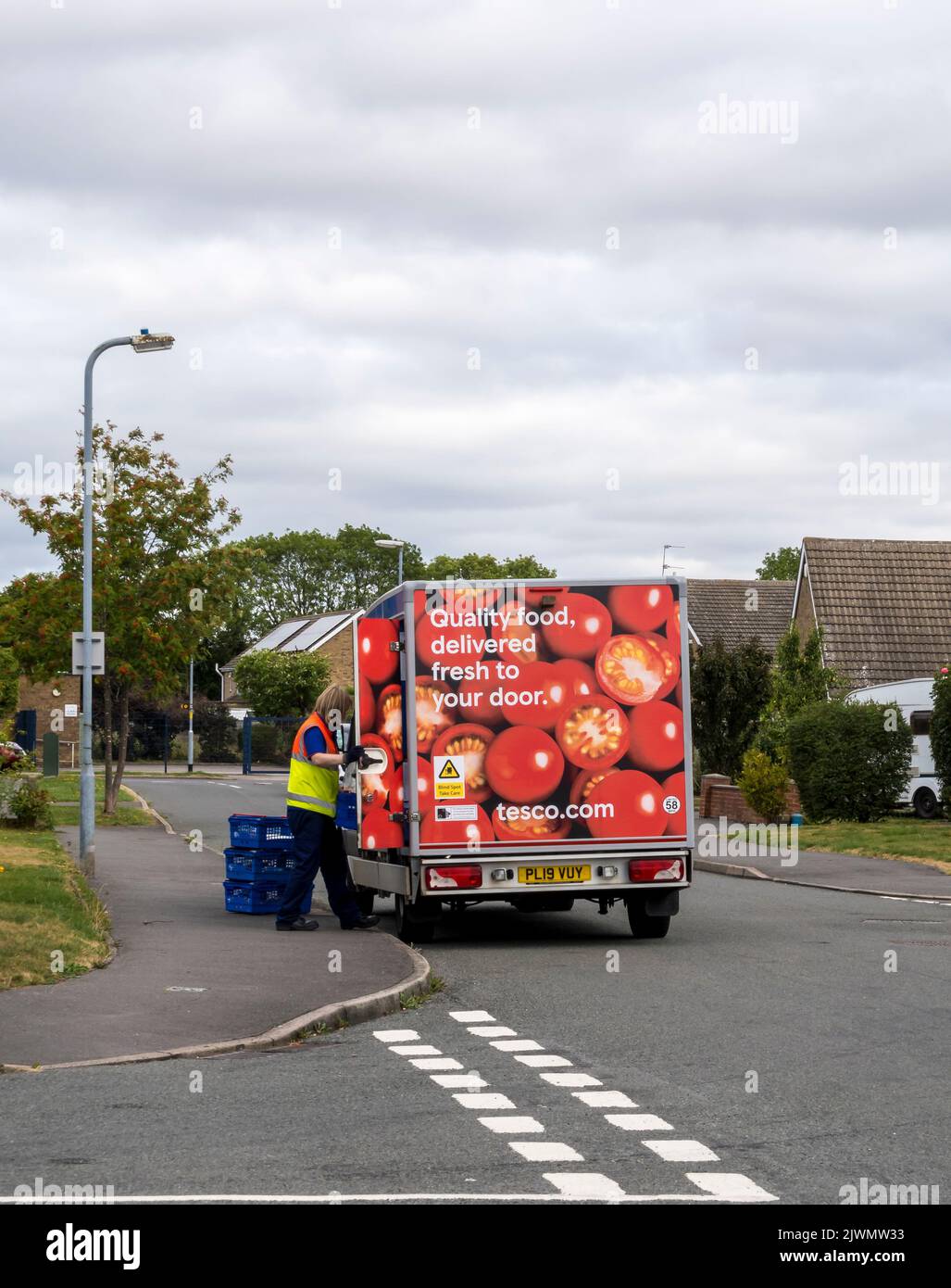 Camioneta de entrega de alimentos Tesco y conductor Entrega de alimentos a los clientes, Cherry Willingham Lincolnshire 2022 Foto de stock