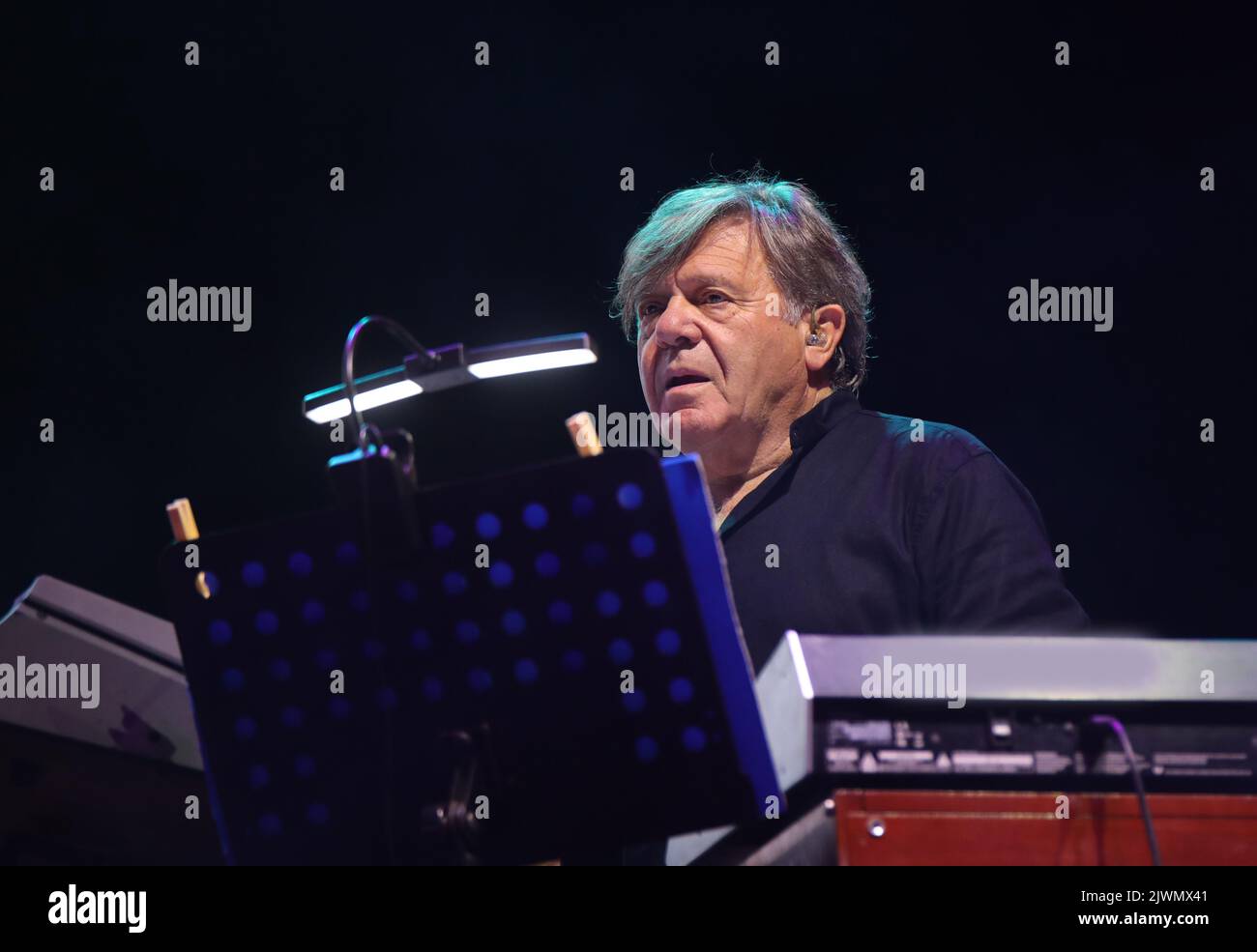 Vicenza, VI, Italia - 4 de septiembre de 2022: Concierto en vivo de UNA banda italiana llamada NOMADI y BEPPE CARLETTI líder y pianista Foto de stock