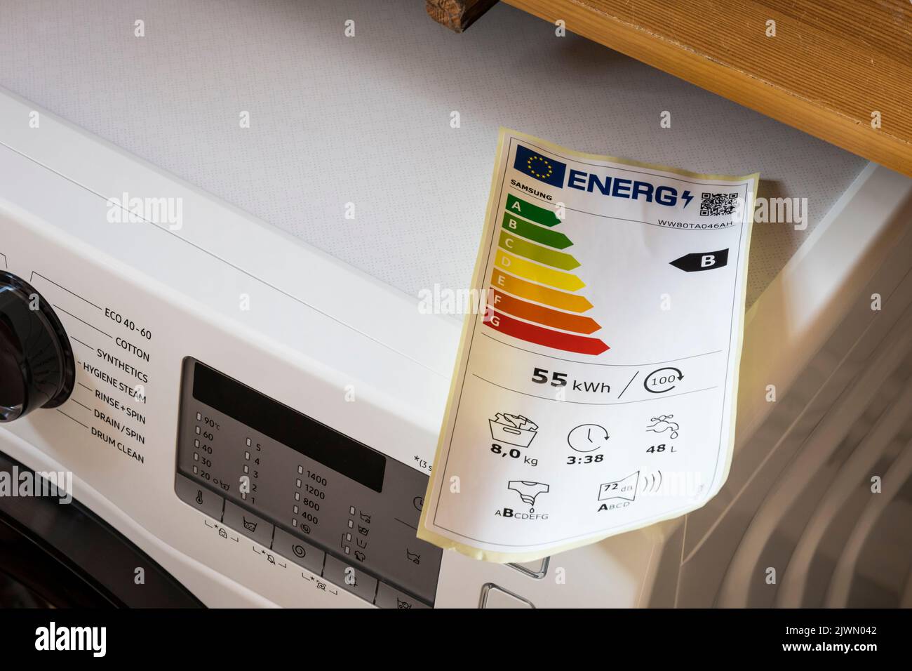 Una lavadora Samsung con etiqueta que muestra las nuevas clasificaciones energéticas, introducida en marzo de 2021. Foto de stock