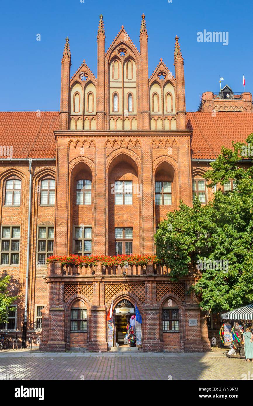Pequeña tienda de recuerdos en el edificio histórico del ayuntamiento de Torun, Polonia Foto de stock