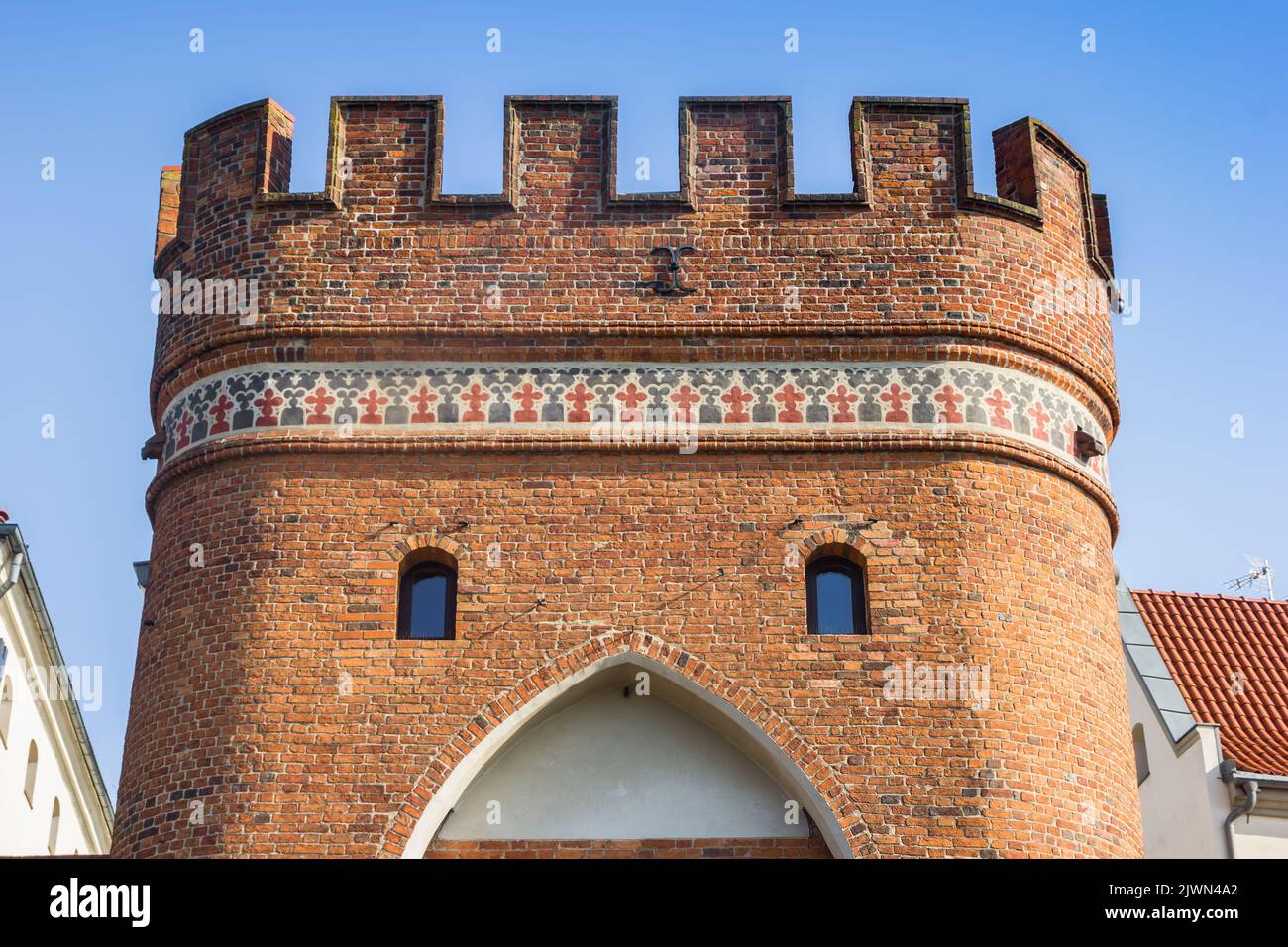 Puerta de la ciudad Mostowa de ladrillo rojo en Torun, Polonia Foto de stock