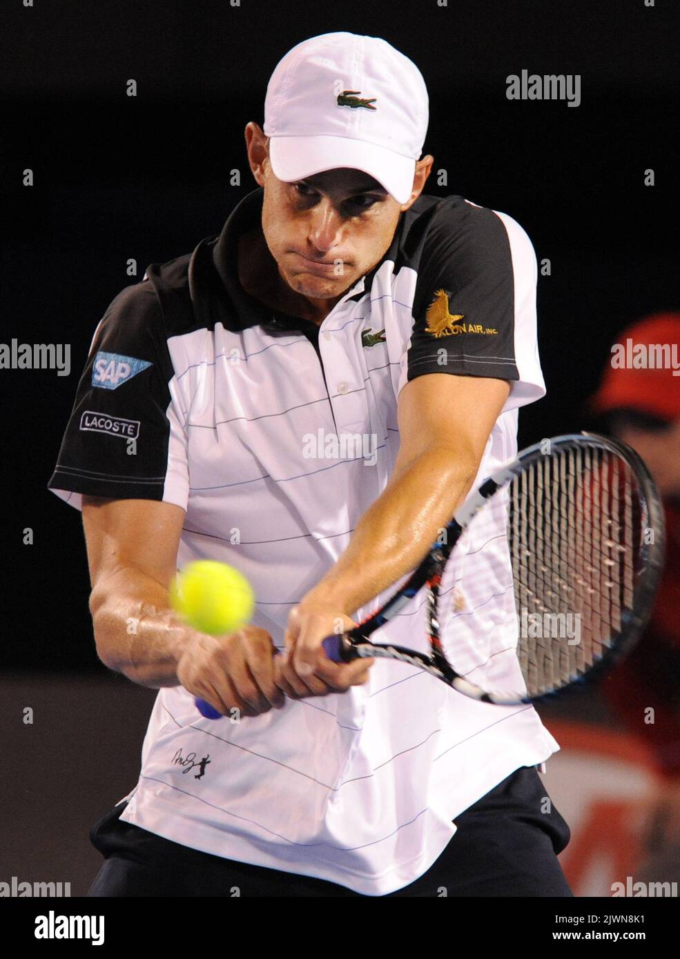 Andy Roddick de los Estados Unidos en acción durante su segundo partido de  ronda contra el australiano Lleyton Hewitt en el torneo de tenis Abierto de  Australia en Melbourne, el jueves 19