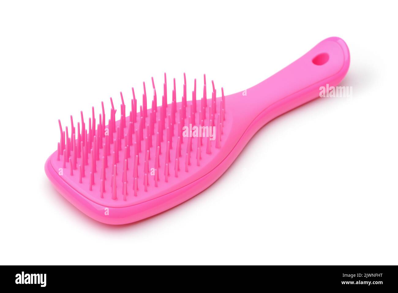 Cepillo para el pelo de plástico rosa con cerdas de silicona suaves aisladas sobre blanco Foto de stock