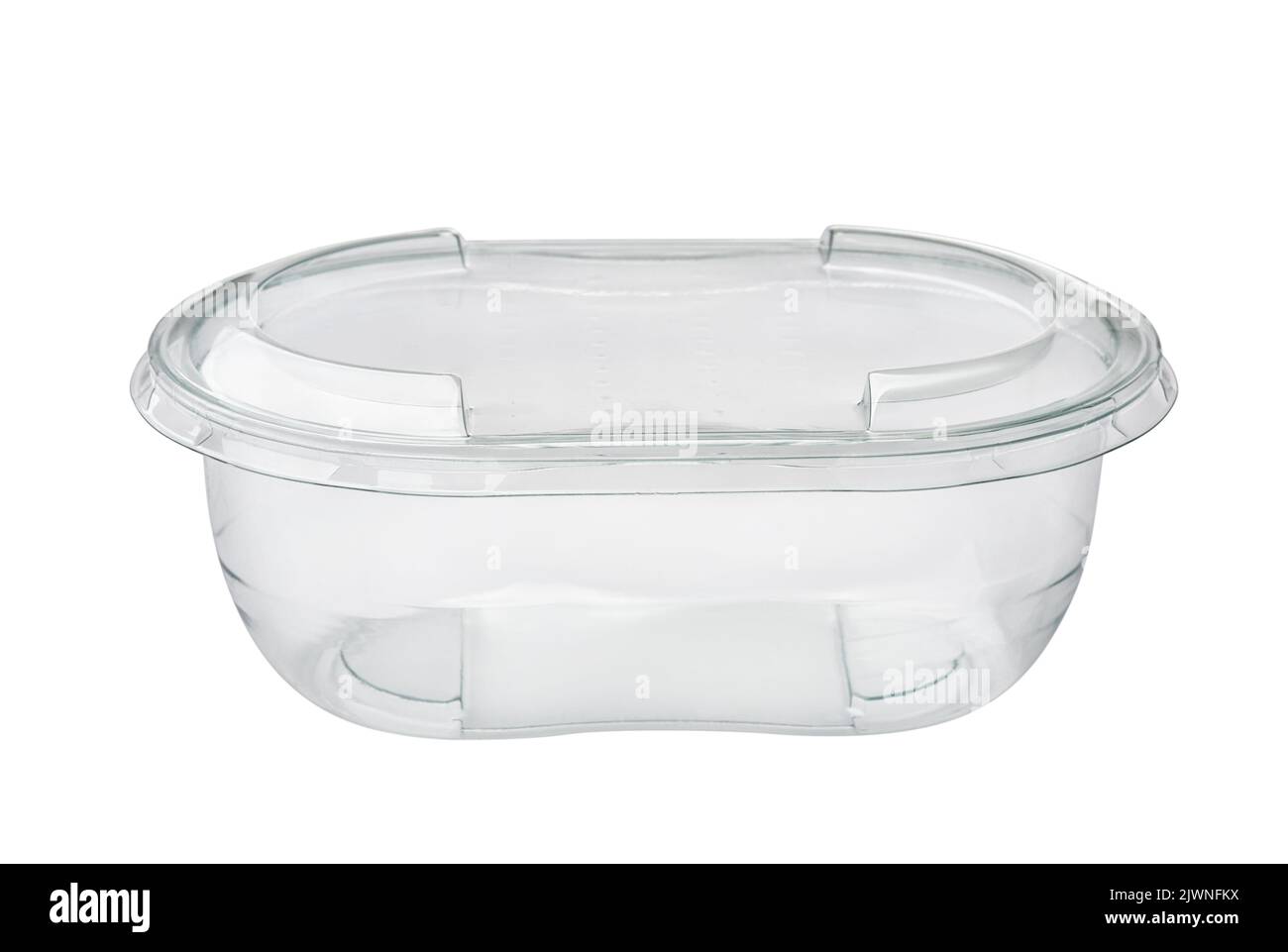 Vista frontal del contenedor de alimentos transparente desechable con tapa aislada sobre blanco Foto de stock