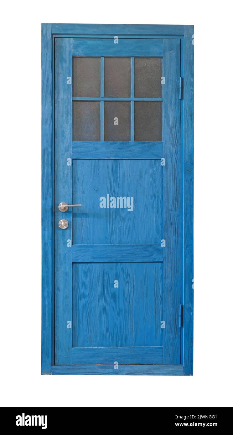 Vista frontal de la antigua puerta de madera azul con ventana de cristal esmerilado aislada sobre blanco Foto de stock