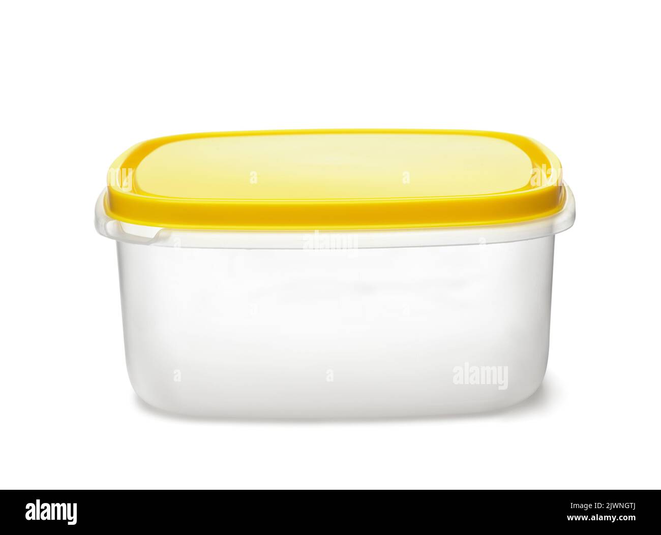 Vista frontal del contenedor de plástico reutilizable para alimentos con tapa amarilla aislada sobre blanco Foto de stock