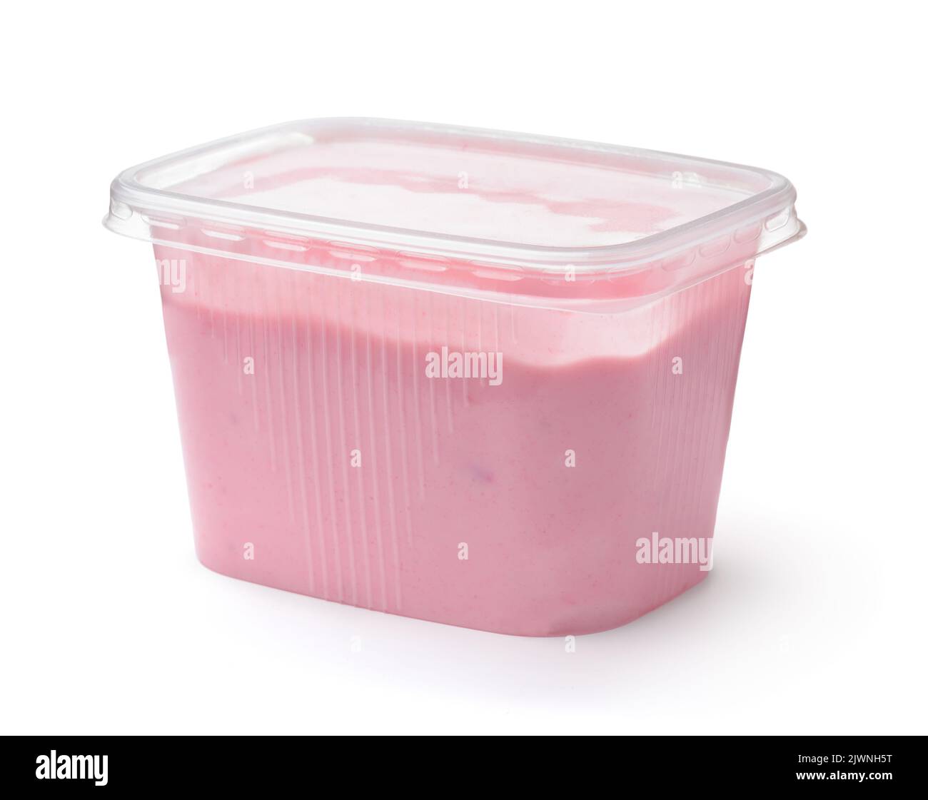 Yogur de frutas casero en un recipiente cuadrado de plástico transparente aislado sobre blanco Foto de stock