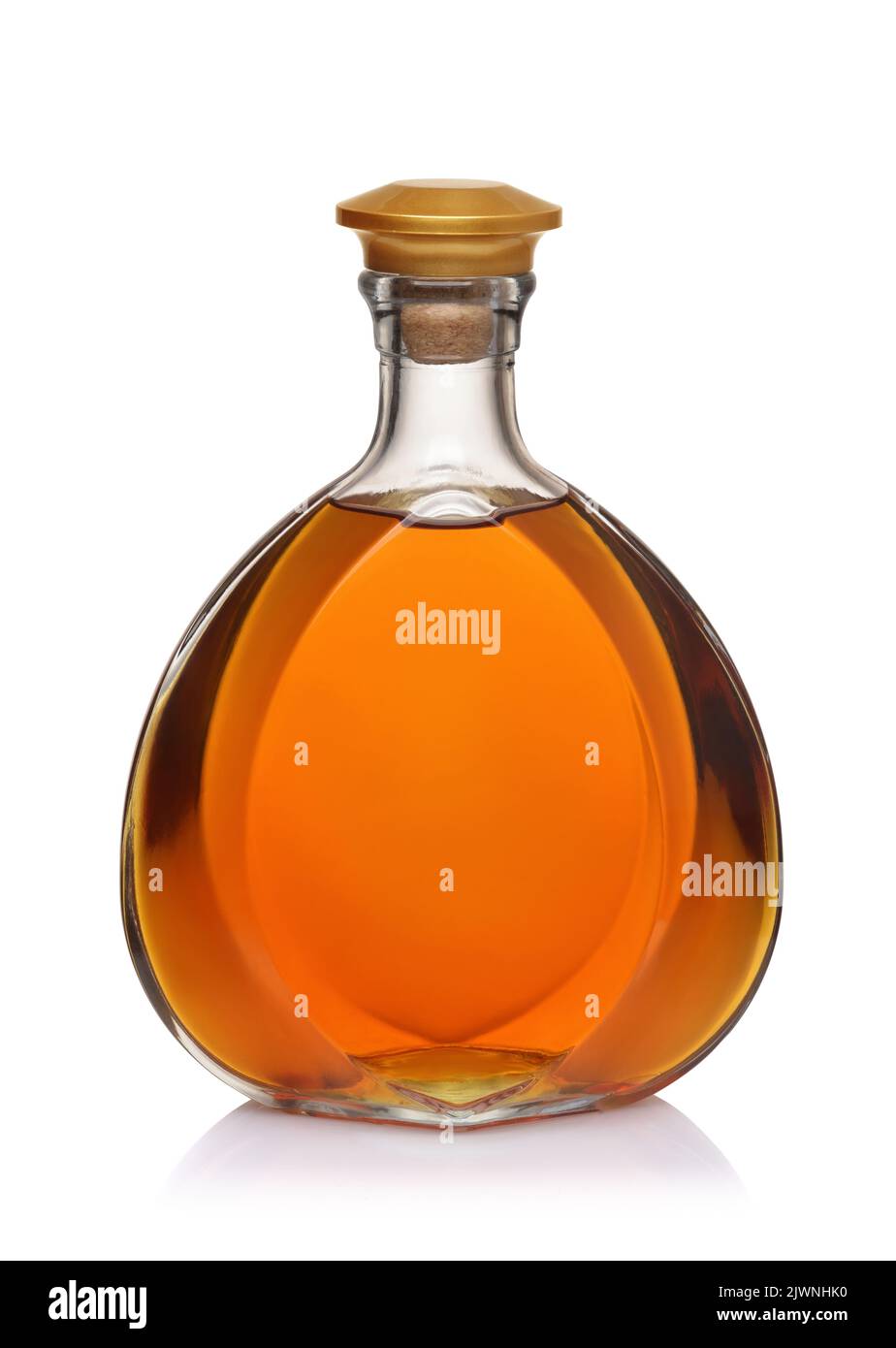 Vista frontal de botella de brandy aislada sobre blanco Foto de stock