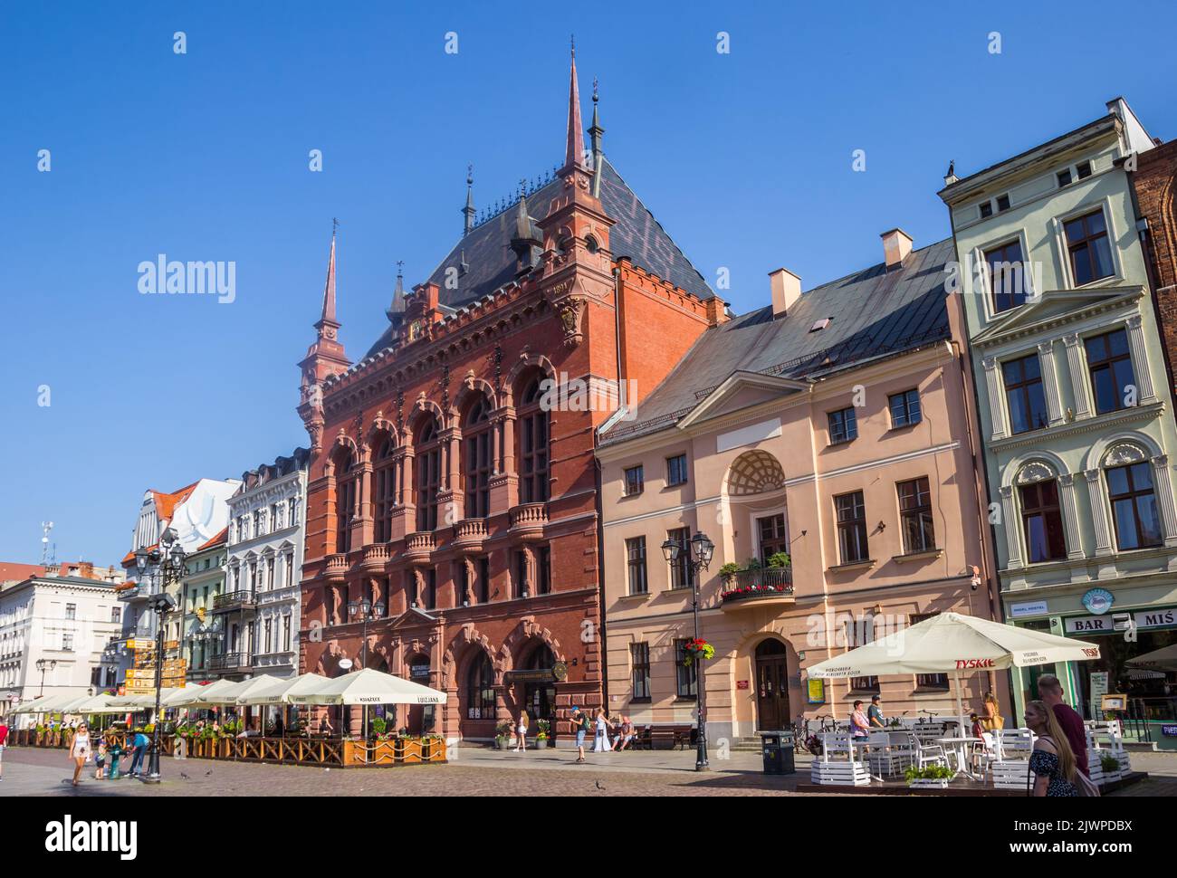 Histórico edificio Artus Manor en la plaza del mercado central de Torun, Polonia Foto de stock