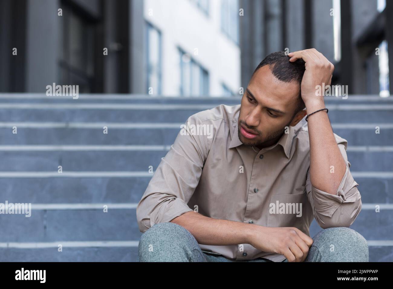 Hombre triste fotografías e imágenes de alta resolución - Alamy