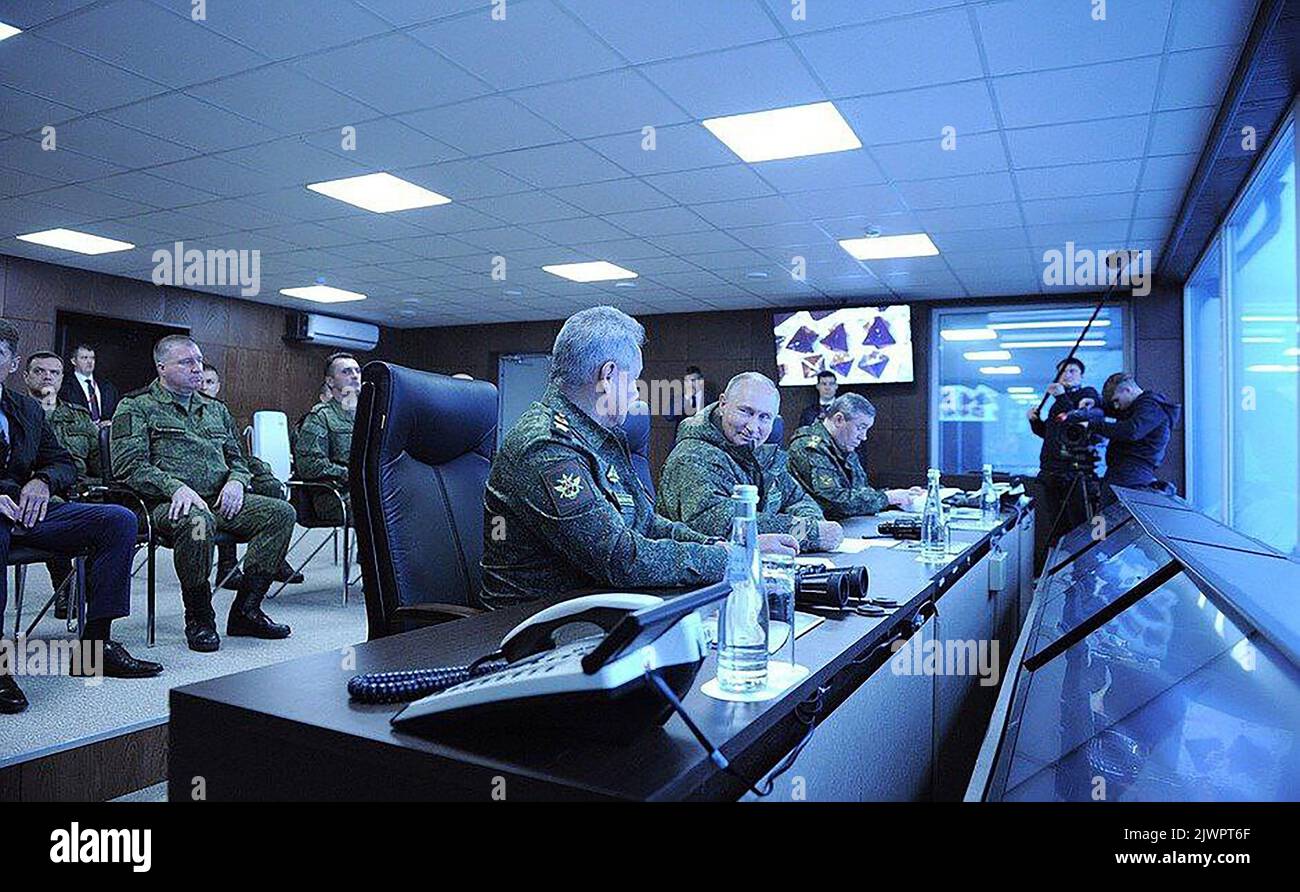 El presidente ruso Vladimir Putin (C), acompañado por el ministro de Defensa Sergei Shoigu (L) y Valery Gerasimov, jefe del Estado Mayor ruso, supervisa los ejercicios militares 'Vostok-2022' en el campo de entrenamiento de Sergeevskyi en las afueras de la ciudad de Ussuriysk, en el Lejano Oriente ruso, el martes 6 de septiembre de 2022. Los ejercicios militares de Vostok 2022, en los que participan varios países amigos del Kremlin, incluida China, se llevan a cabo del 1-7 al 20 de septiembre en varios campos de entrenamiento en el Lejano Oriente de Rusia y en las aguas que lo rodean. Más de 50.000 soldados y más de 5.000 unidades de equipo militar, IN Foto de stock