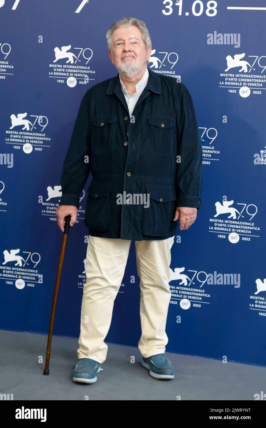 Walter Hill posa en la foto llamada 'Muertos por un dólar' durante el Festival Internacional de Cine de Venecia 79th en el Palazzo del Casino en el Lido de Venecia, Italia, el 06 de septiembre de 2022. Foto de stock