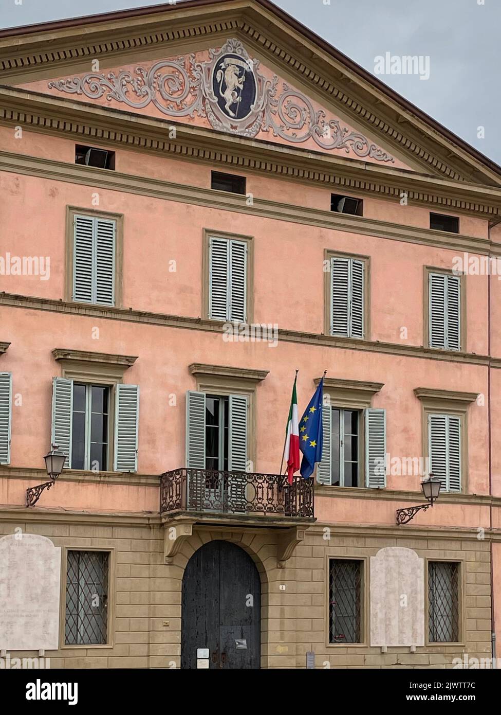 Castel San Pietro Terme, Italia. El Ayuntamiento del siglo 19th en la plaza principal de la ciudad (Piazza XX Settembre). Foto de stock