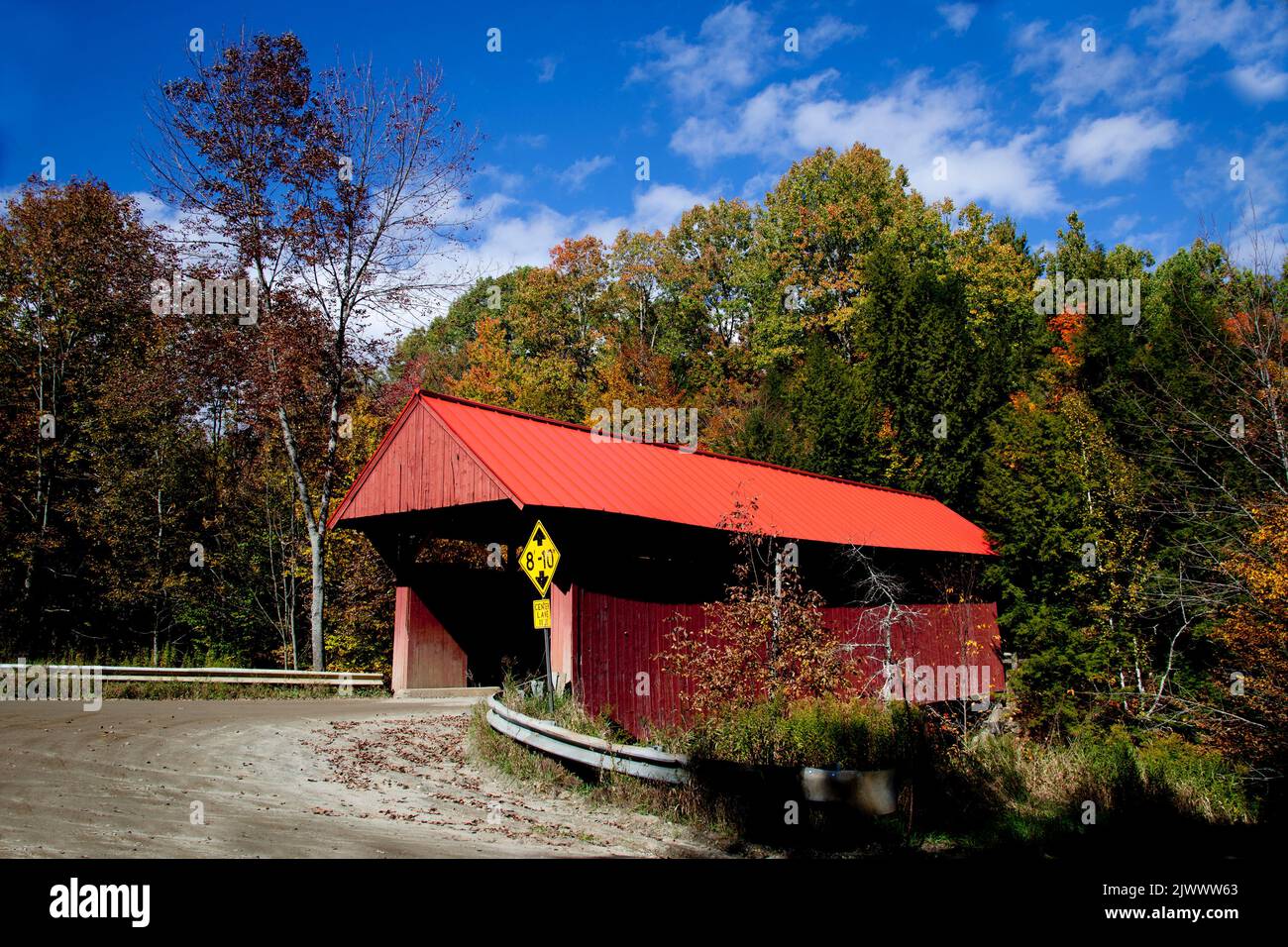 Puente cubierto encontrado en una carretera rural cerca de Stowe, Vermont, EE.UU. En un hermoso día de otoño Foto de stock