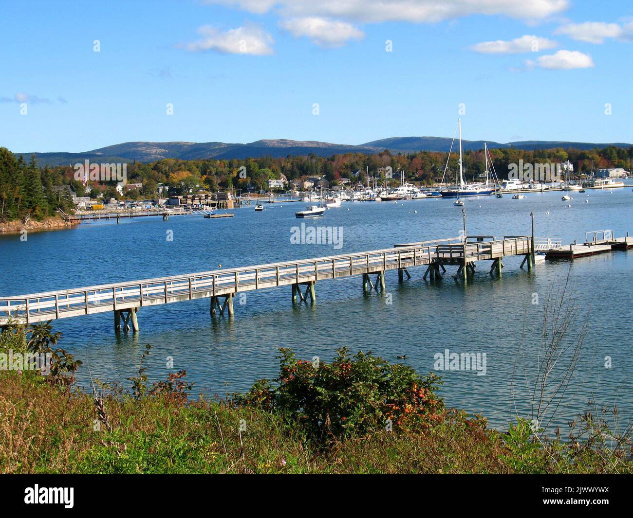 El otoño llega a una pequeña ciudad portuaria en Mt Desert Island, Maine, Estados Unidos Foto de stock