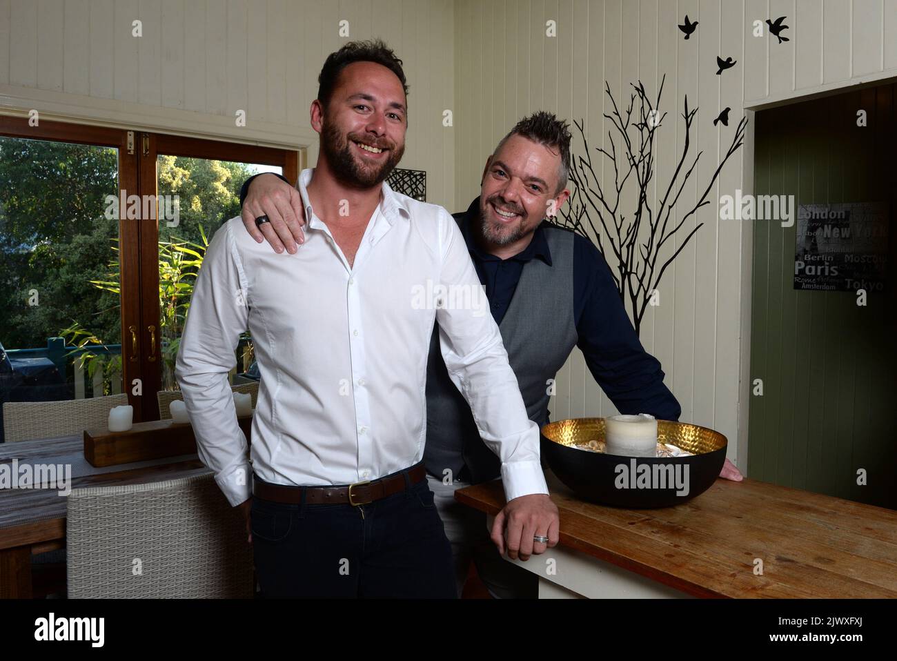 CAM Christian y su compañero Paul Gilmour posan para las fotos en su casa  en Brisbane, el miércoles 17 de septiembre de 2014. El Sr. Christian, de la  Isla Norfolk y descendiente