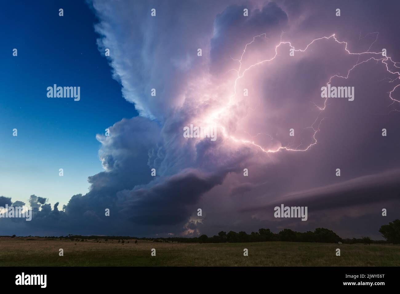 Tormenta supercelular iluminada por un rayo cerca de Nash, Oklahoma Foto de stock