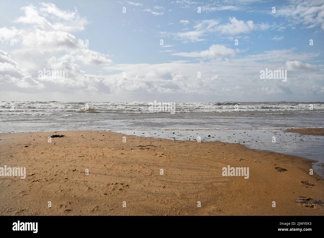 The Beach at Ogmore by Sea en Gales, Reino Unido. Costa galesa. Costa británica, vista panorámica de la playa y el cielo Foto de stock