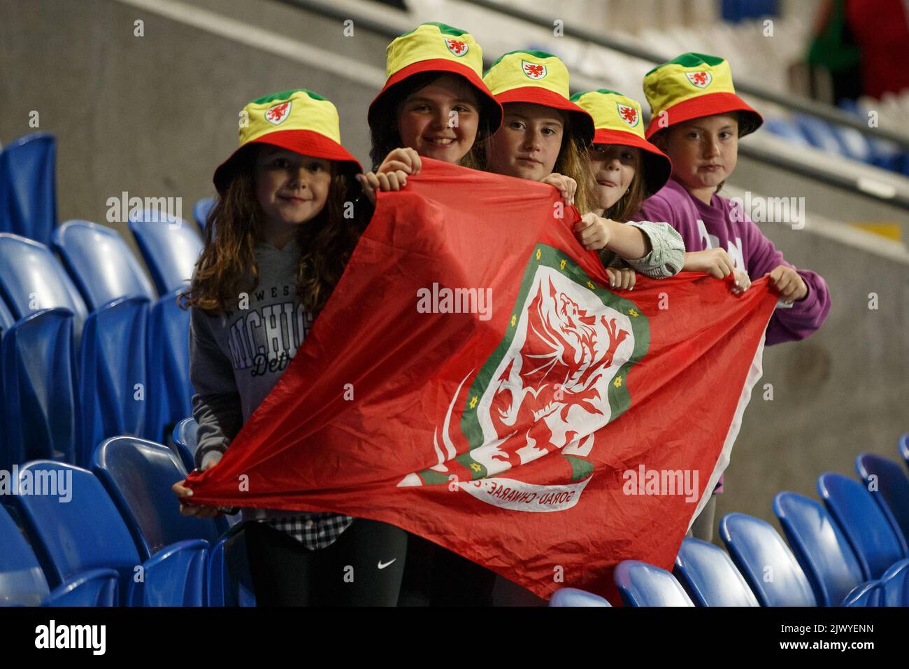 Cardiff, Reino Unido. 6th de Sep de 2022. Los jóvenes aficionados a Gales celebran el partido de clasificación para la Copa Mundial Femenina de Gales contra Eslovenia. Crédito: Noticias en vivo de Gruffydd Thomas/Alamy Foto de stock