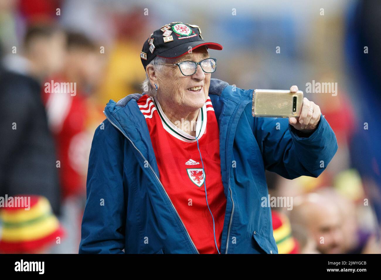 Cardiff, Reino Unido. 6th de Sep de 2022. Una partidaria de Gales se lleva un selfie durante el partido de clasificación para la Copa Mundial Femenina de Gales contra Eslovenia. Crédito: Noticias en vivo de Gruffydd Thomas/Alamy Foto de stock