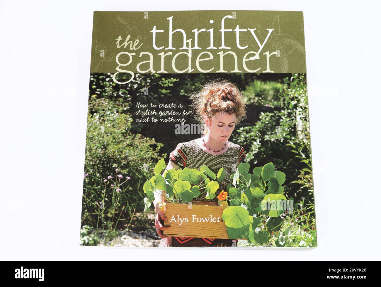 Portada del libro de The Thrifty Gardener de Alys Fowler Foto de stock
