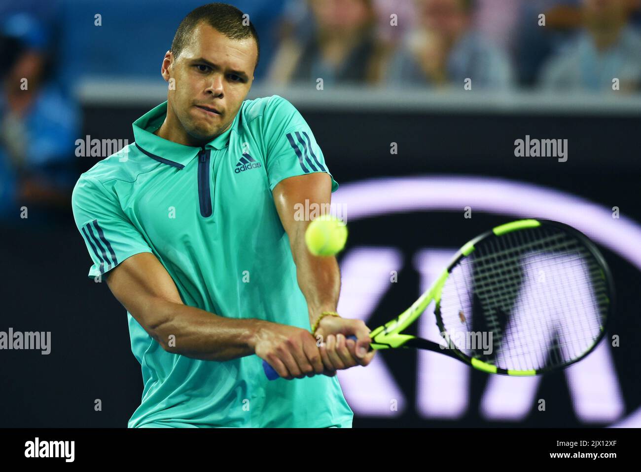 Jo-Wilfried Tsonga de Francia juega un regreso con las manos traseras  durante su partido contra Marcos Baghdatis de Chipre en el primer día del  torneo de tenis Abierto de Australia en Melbourne,