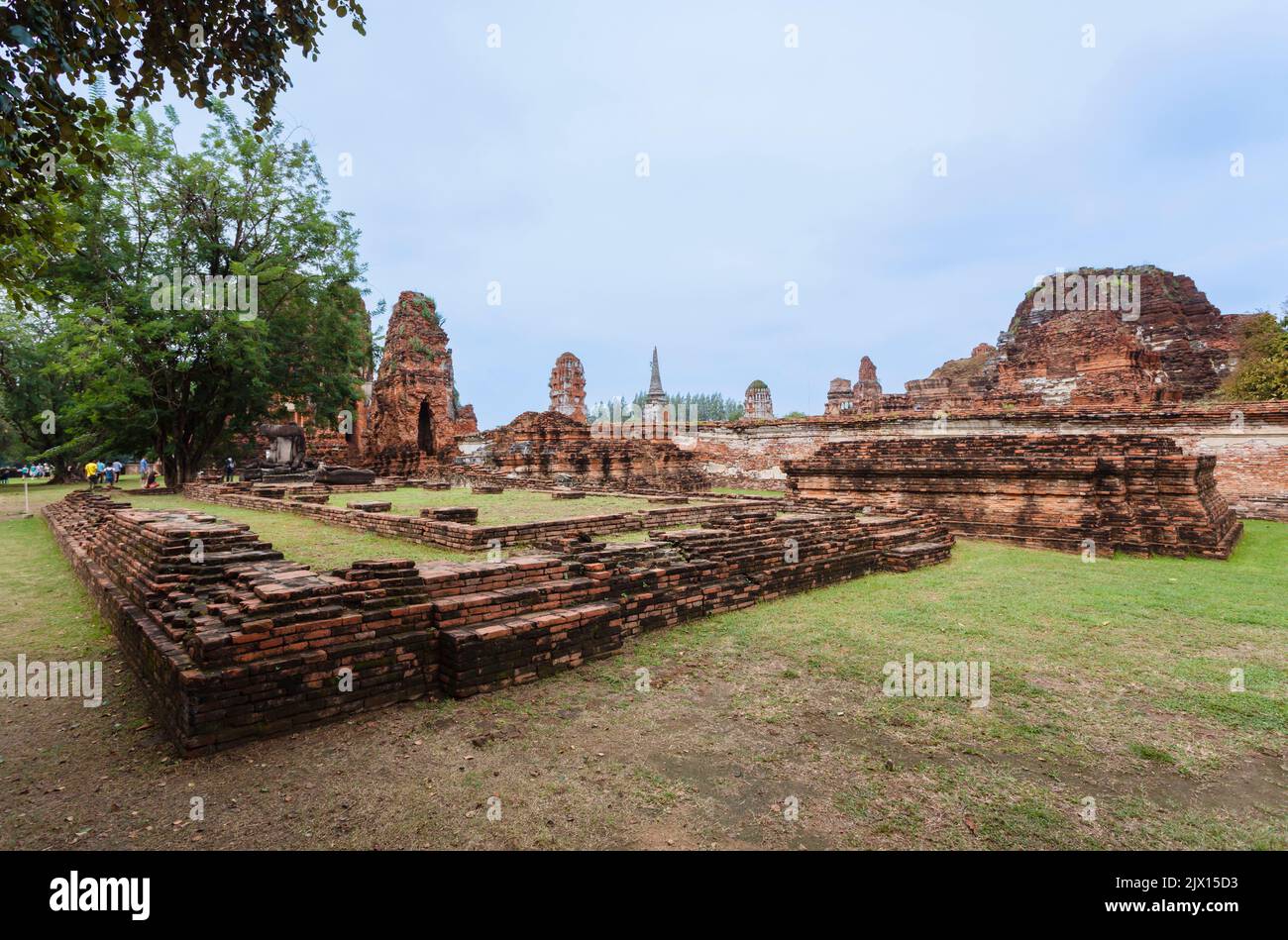 Ruinosos bromas de ladrillo rojo y paredes en las ruinas de Wat Maha That, el sagrado templo real de Ayutthaya, Tailandia Foto de stock