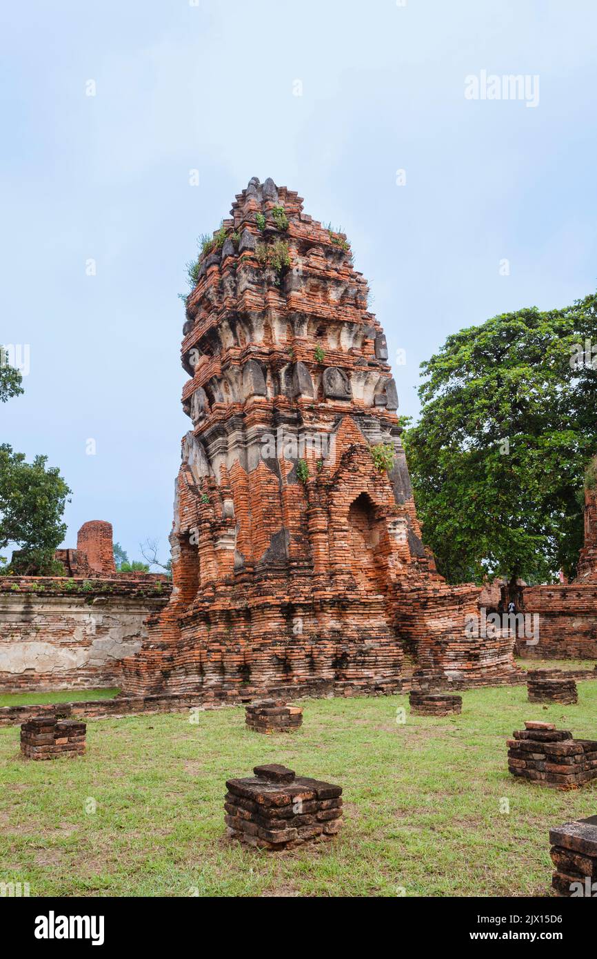 Ladrillo rojo inclinado en peligro de colapso en las ruinas de Wat Maha That, el sagrado templo real en Ayutthaya, Tailandia Foto de stock