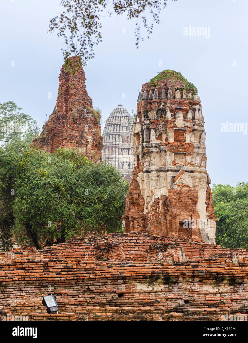 Ruinosos, desmoronándose bromas de ladrillo rojo en las ruinas de Wat Maha That, el sagrado templo real de Ayutthaya, Tailandia Foto de stock