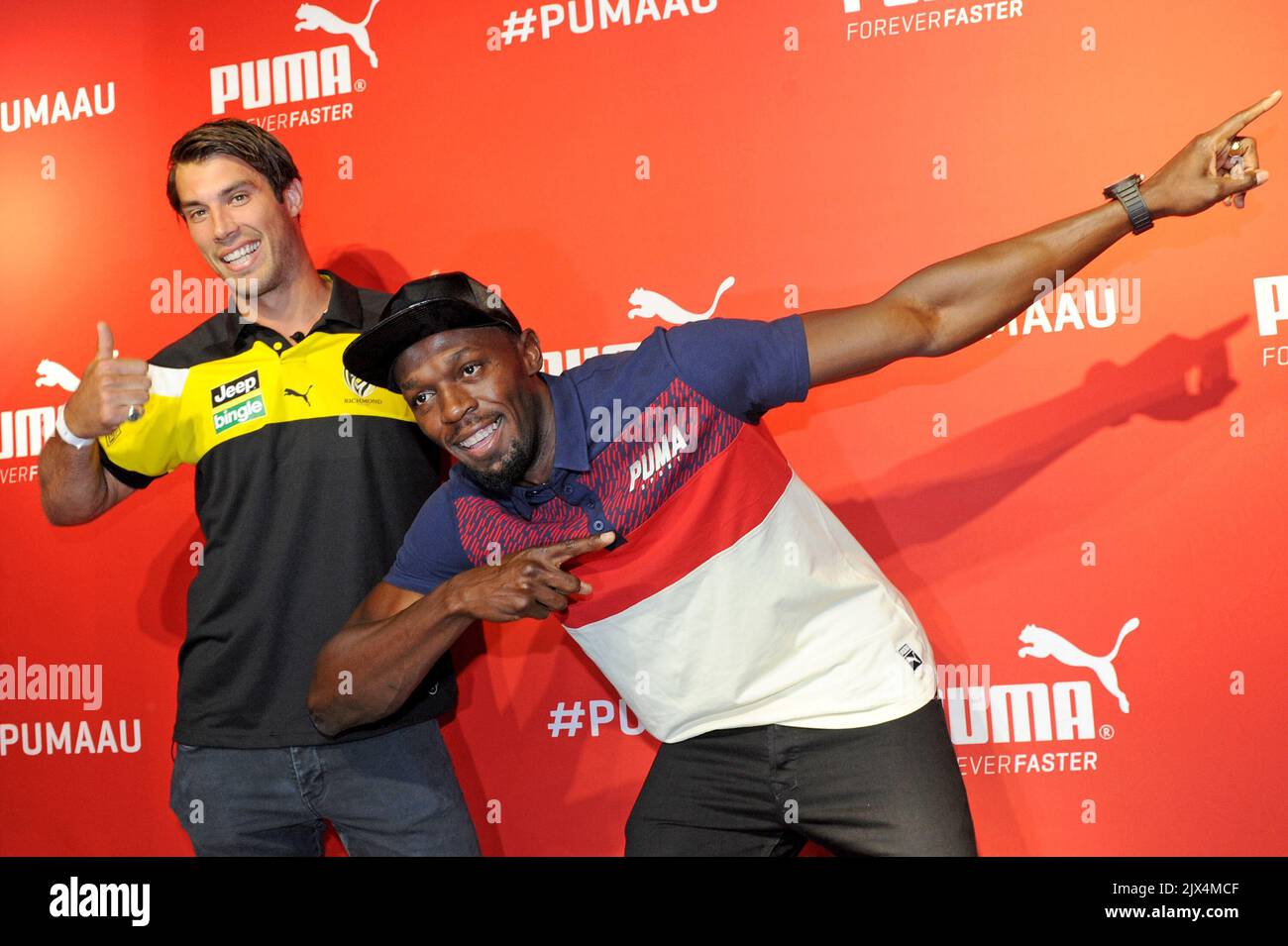El hombre más rápido del mundo y embajador de PUMA Usain Bolt posó en su  movimiento de firma con el jugador de la AFL de Richmond Alex Rance, en una  tienda minorista