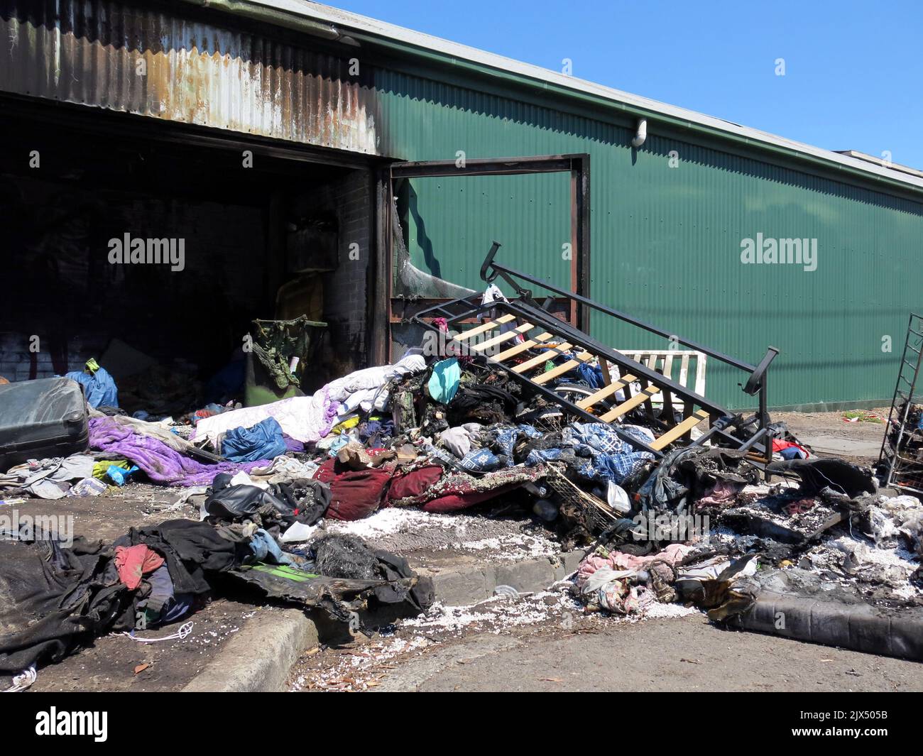 Ropa y muebles se ven después de un incendio en Footscray, Melbourne, el  jueves 2 de marzo de 2017. Los testigos oyeron gritos pero no pudieron  ayudar a tres personas que murieron