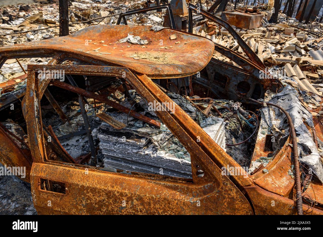 Casas, jardines y vehículos quemados tras el incendio de Pont de Vilomara de 2022 (Barcelona, Cataluña, España) ESP: Casas, jardines y vehículos quemados Foto de stock