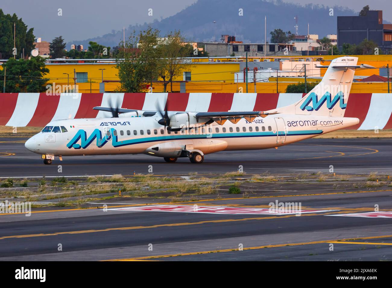 Ciudad de México, México - 15 de abril de 2022: Avión ATR 72-600 de Aeromar en el aeropuerto de la Ciudad de México (MEX) en México. Foto de stock