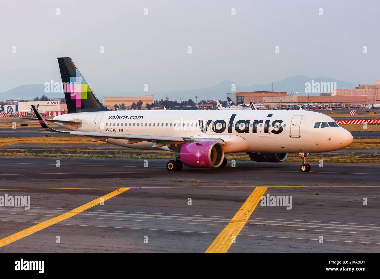 Ciudad de México, México - 15 de abril de 2022: Avión Volaris Airbus A320neo en el aeropuerto de la Ciudad de México (MEX) en México. Foto de stock