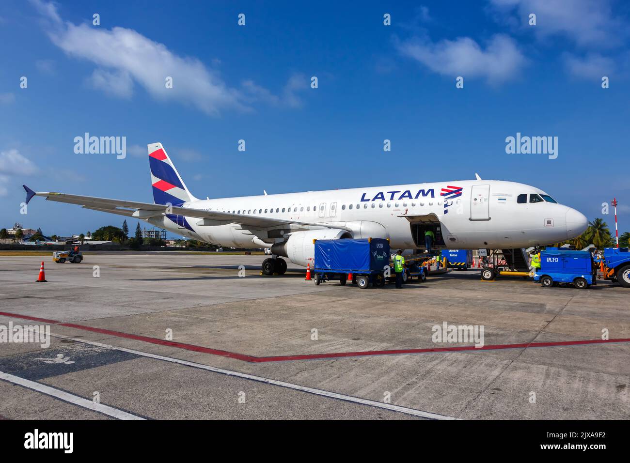 San Andrés, Colombia - 6 de abril de 2022: Avión Airbus A320 de LATAM Airlines en el aeropuerto de San Andrés (ADZ) en Colombia. Foto de stock