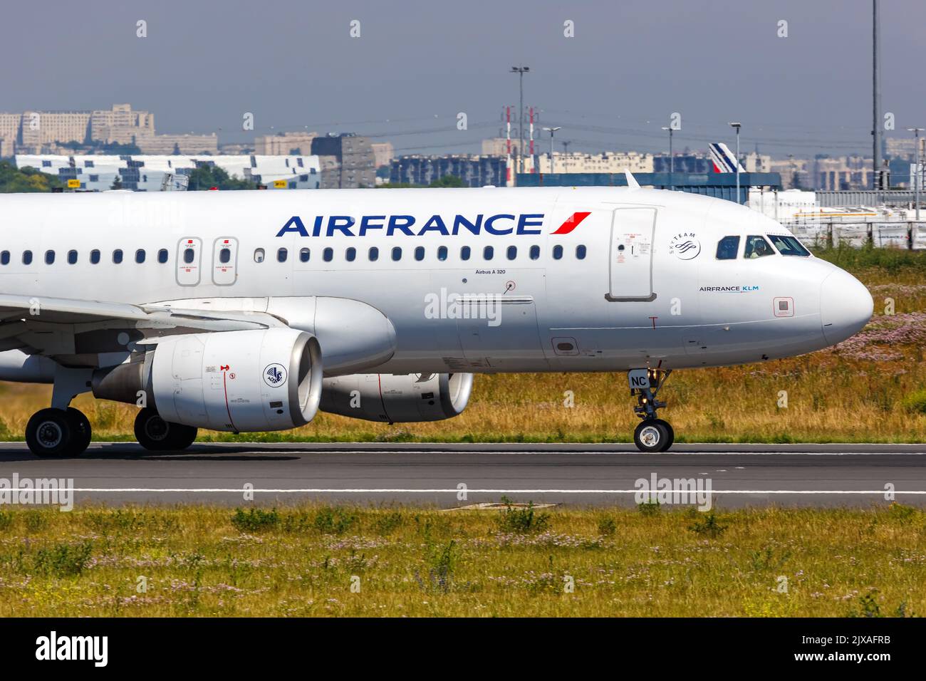 París, Francia - 4 de junio de 2022: Avión Airbus A320 de Air France en el aeropuerto de París Orly (ORY) en Francia. Foto de stock