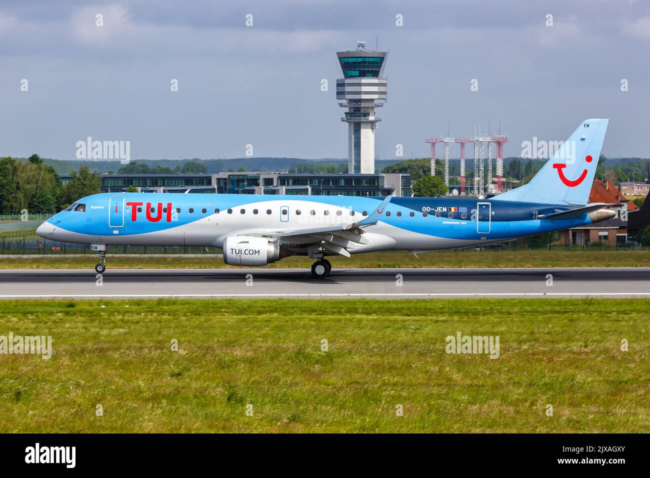 Bruselas, Bélgica - 21 de mayo de 2022: TUI Belgium Embraer 190 en el aeropuerto de Bruselas (BRU) en Bélgica. Foto de stock