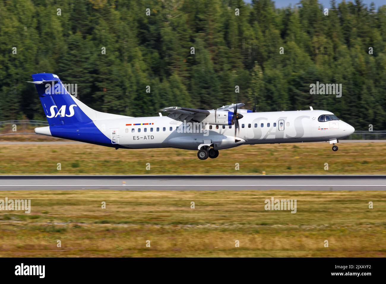Oslo, Noruega - 15 de agosto de 2022: Avión ATR 72-600 de SAS Scandinavian Airlines en el aeropuerto de Oslo (OSL) en Noruega. Foto de stock