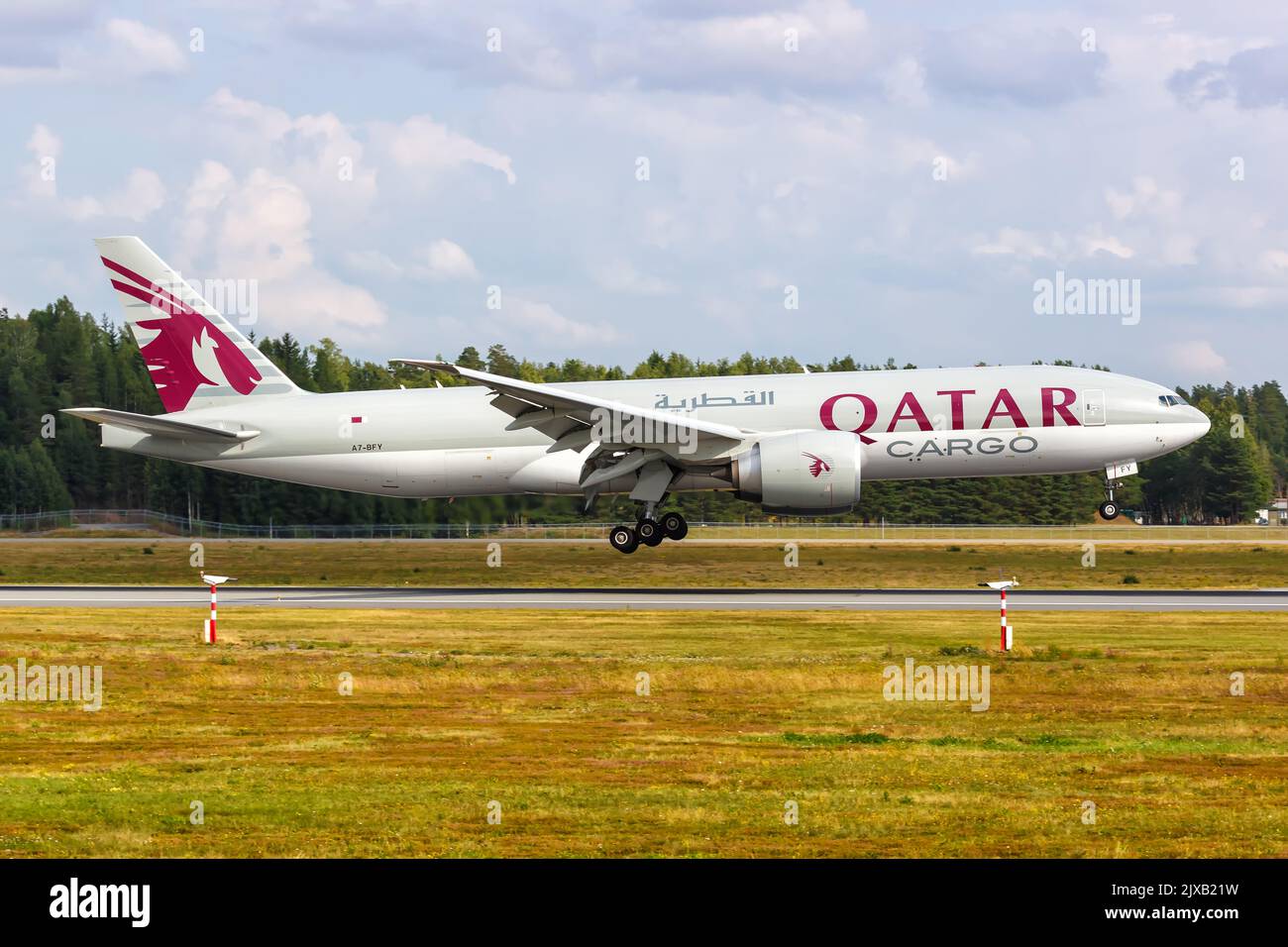Oslo, Noruega - 15 de agosto de 2022: Qatar Cargo Boeing 777-F en el aeropuerto de Oslo (OSL) en Noruega. Foto de stock