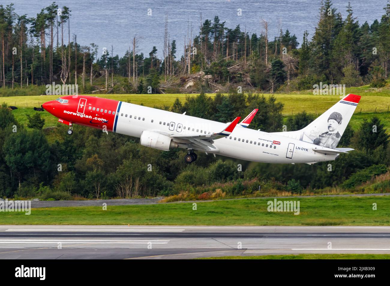 Bergen, Noruega - 18 de agosto de 2022: Avión noruego Boeing 737-800 en el aeropuerto de Bergen (BGO) en Noruega. Foto de stock
