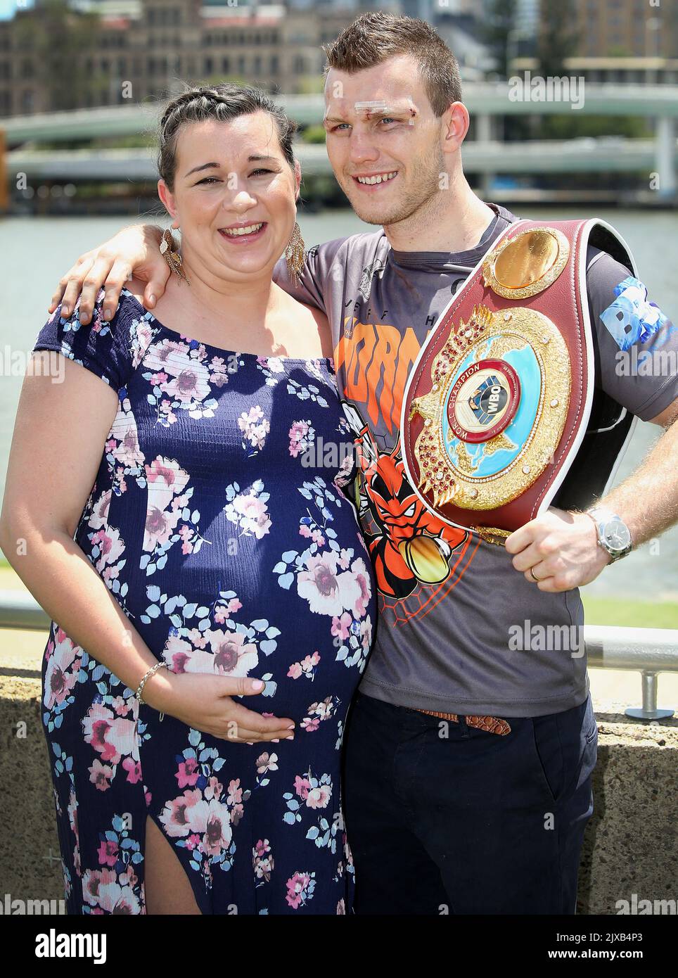 Jeff Horn, campeón de peso welter de la WBO, posó para una fotografía con  su esposa Jo después de hablar con los medios de comunicación en Brisbane,  el jueves 14 2017 de