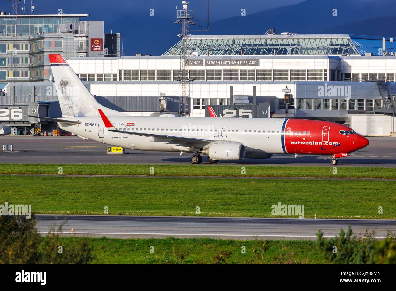 Bergen, Noruega - 17 de agosto de 2022: Avión noruego Boeing 737-800 en el aeropuerto de Bergen (BGO) en Noruega. Foto de stock