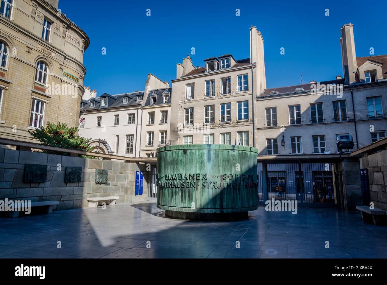 Patio del Memorial de la Shoah es el museo del Holocausto en París El monumento se encuentra en el distrito 4th de París, en el distrito de Marais, whi Foto de stock