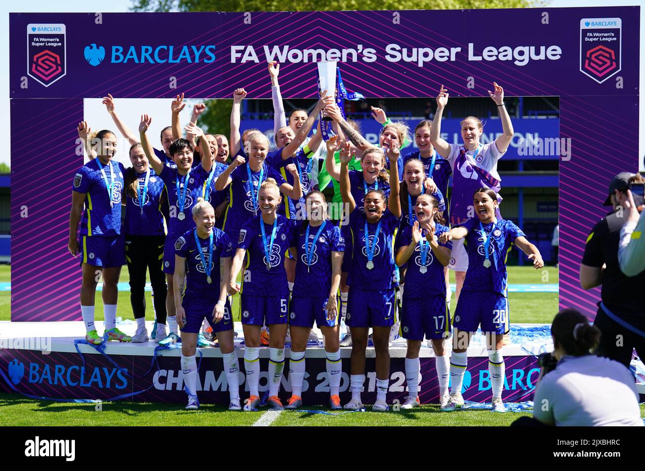 Foto del archivo fechada el 08-05-2022 de Magdalena Eriksson del Chelsea levantando la Superliga Femenina Barclays FA. La edición de 12th de la Super Liga Femenina se pone en marcha este fin de semana en medio de una sensación sin precedentes de entusiasmo y entusiasmo tras el trascendental verano de Inglaterra. Fecha de emisión: Miércoles 7 de septiembre de 2022. Foto de stock