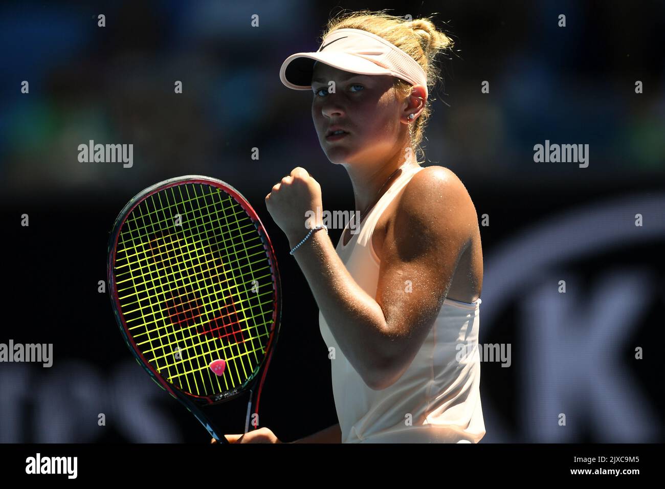 Marta Kostyuk de Ucrania en acción contra Olivia Rogowska de Australia  durante la segunda ronda del tercer día del torneo de tenis Abierto de  Australia en Melbourne, el miércoles 17 de enero