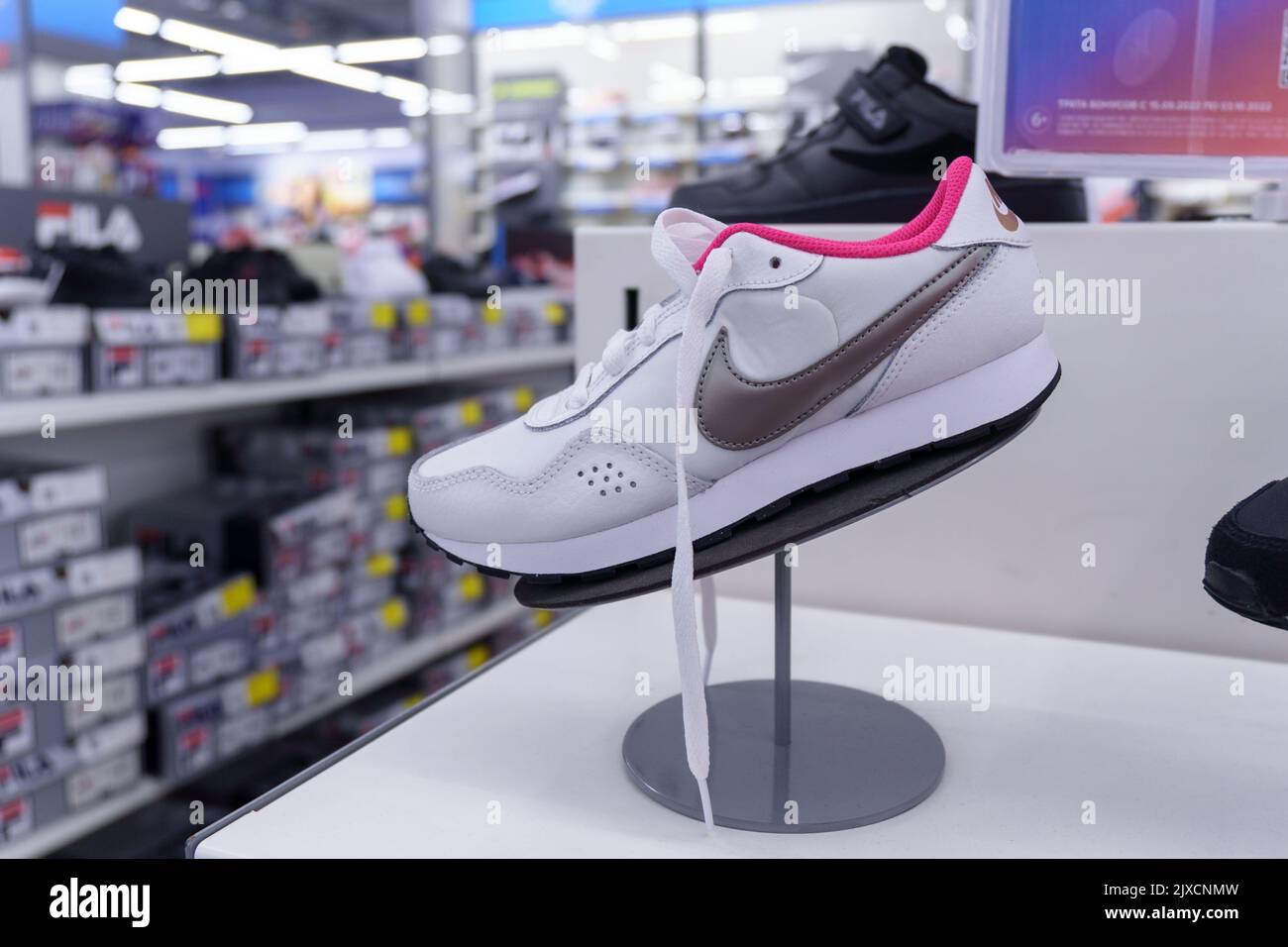 Zapatillas en una tienda fotografías e imágenes de alta resolución Alamy