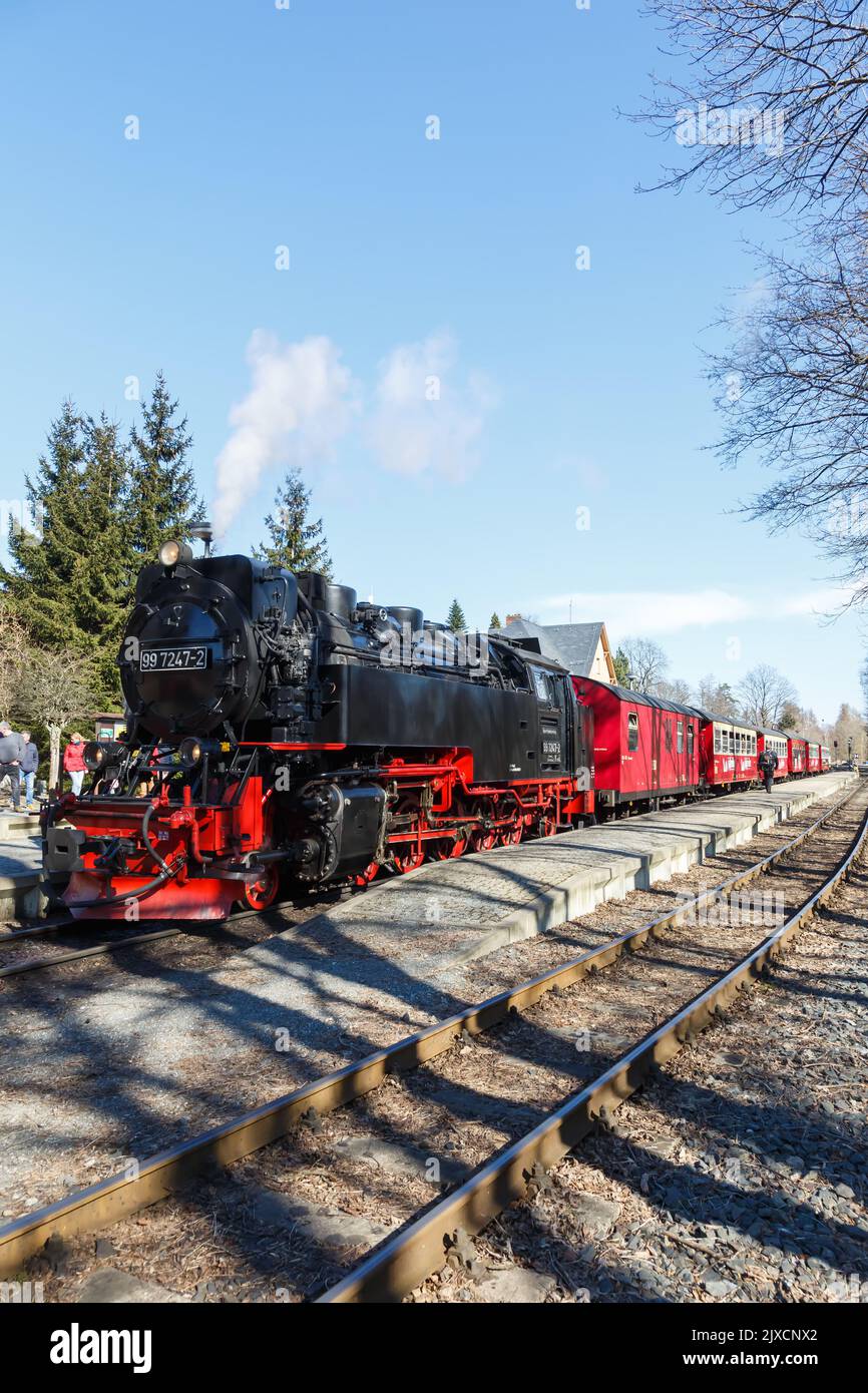 Brockenbahn Tren de vapor locomotoras formato retrato en la estación ferroviaria Drei Annen Hohne en Alemania Foto de stock