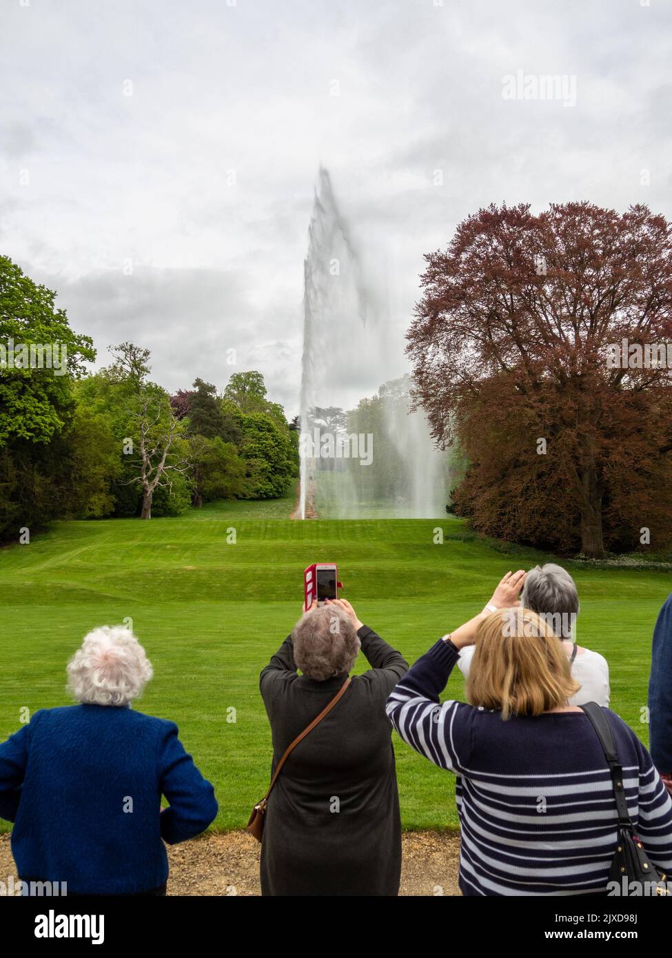 Los visitantes de Stanway House ven la fuente, la fuente alimentada por gravedad más alta del mundo, Stanway, Gloucestershire, Reino Unido Foto de stock