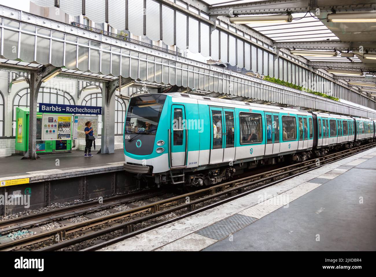 París, Francia - 5 de junio de 2022: Estación de metro de París Barbès-Rochechouart de transporte público en París, Francia. Foto de stock
