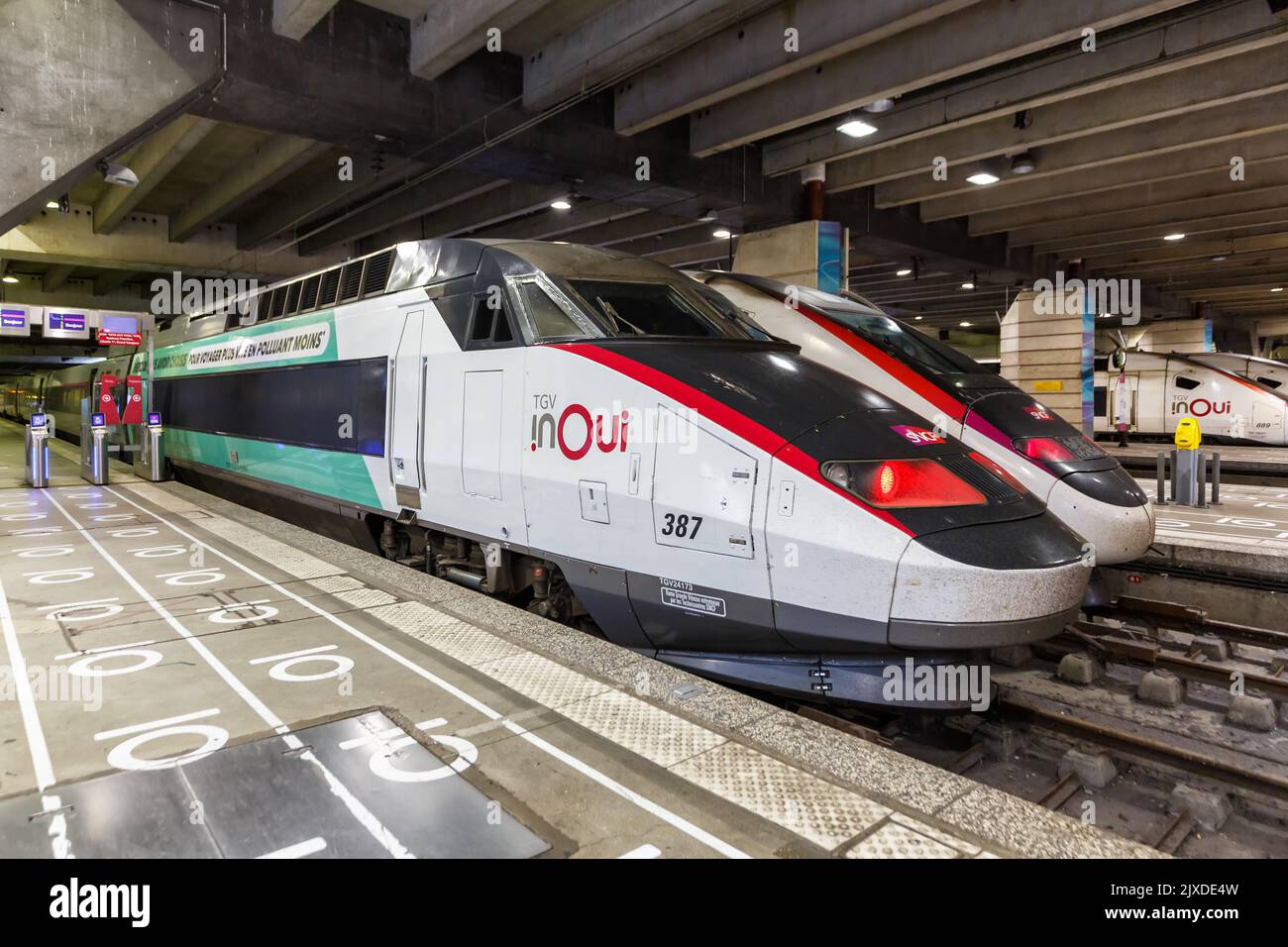 París, Francia - 6 de junio de 2022: Trenes TGV de alta velocidad de la SNCF en la estación de ferrocarril Gare Montparnasse de París, Francia. Foto de stock